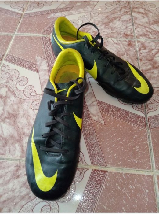 Adidasi cu crampoane/ghete fotbal