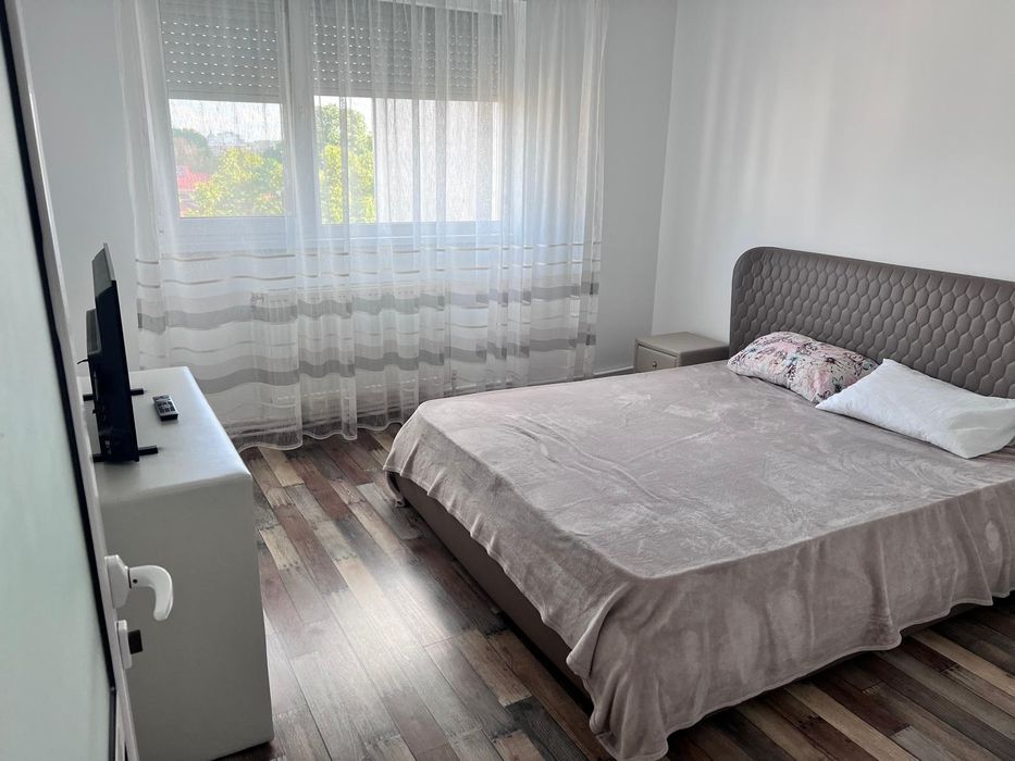 Închiriez apartament 3 cam