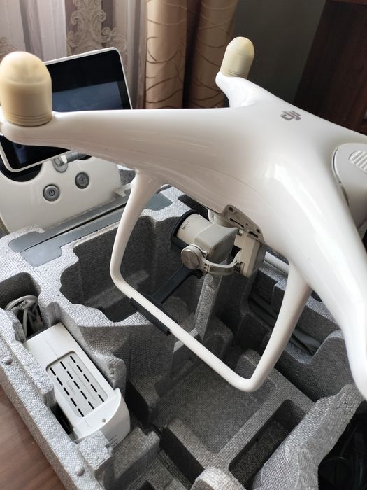 Продам Квадрокоптер DJI Phantom 4.