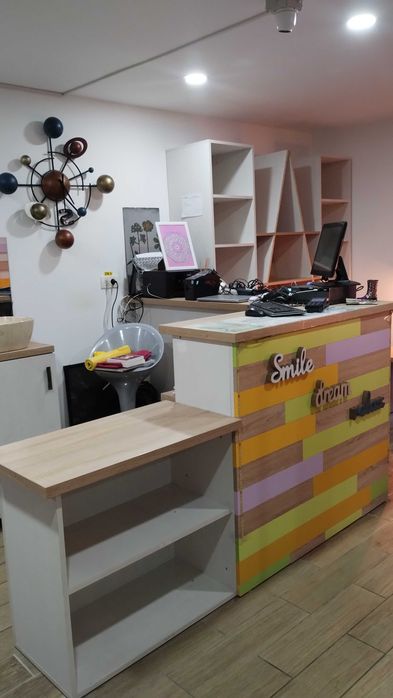 Ofer spre vanzare ansamblu mobilier PAL pretabil magazin