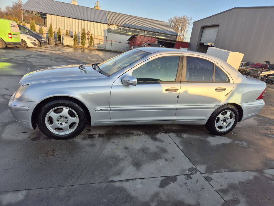 Vând Mercedes C-Class W203
