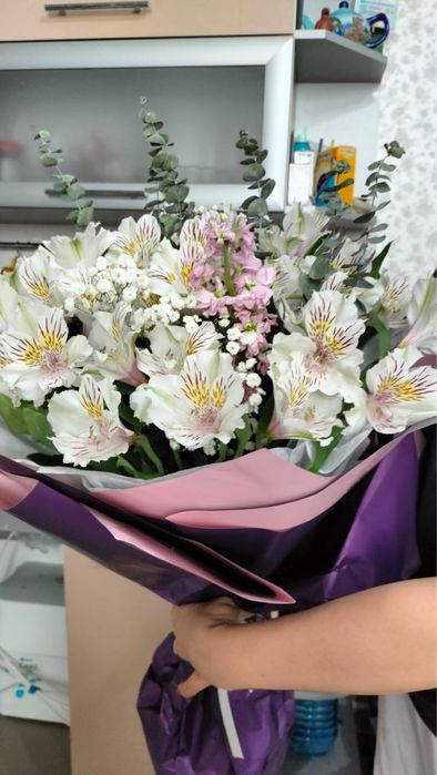 Белый букт цветов продается