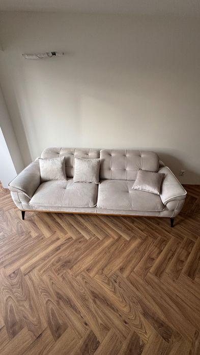 Продавам Триместен Диван GLORIA – Mika, Бежов. Чисто НОВ