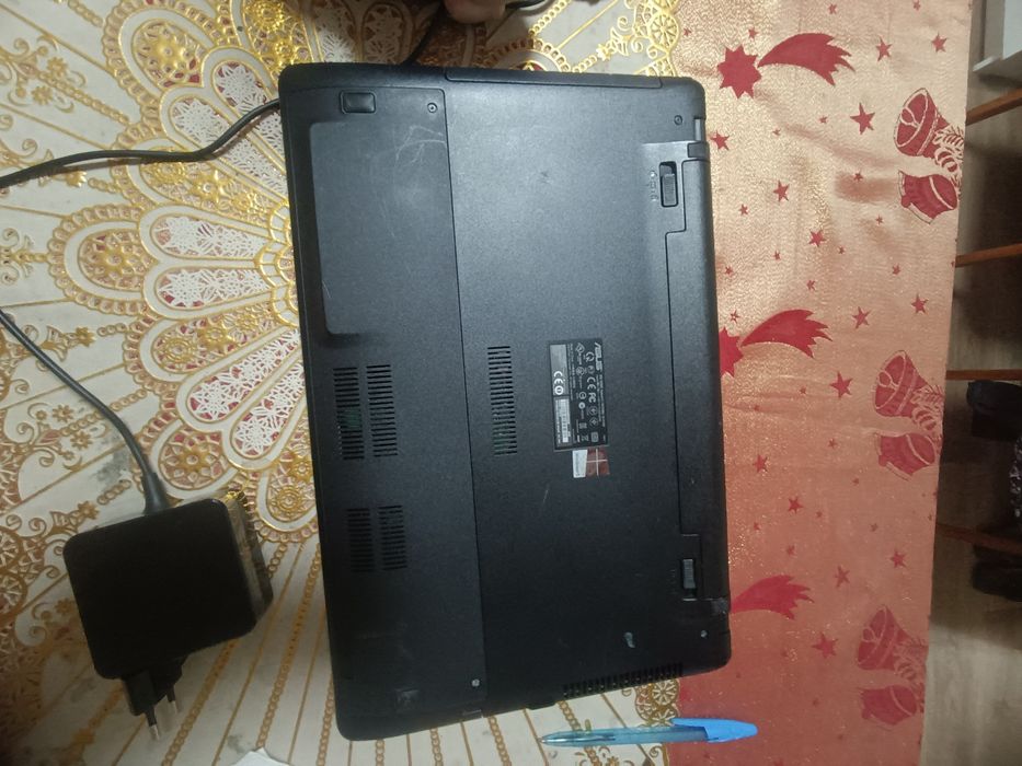 Ноутбук Asus работает от сети .