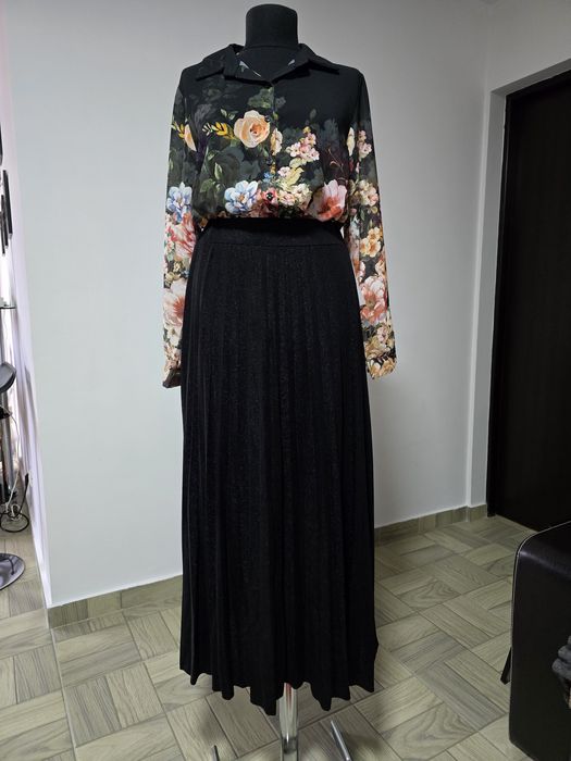 Fusta neagra plisata cu glitter, model superb
