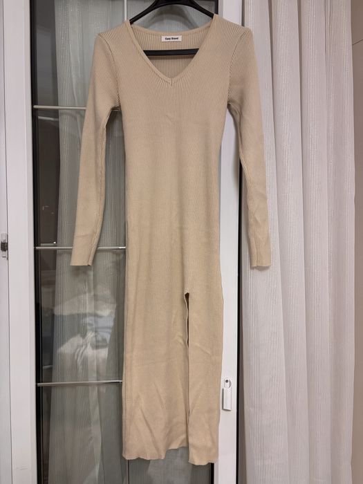 Светло бежевое платье