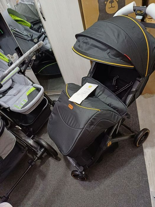 Продаётся фирменный чемодан коляска