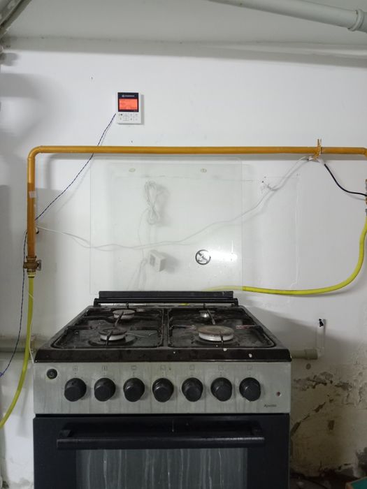 Продам газ плиту рабочая полностью 100%