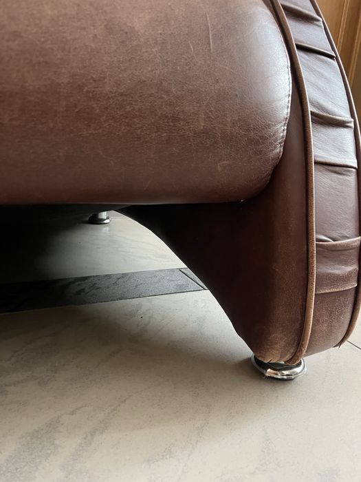 Большие коричневые кресла