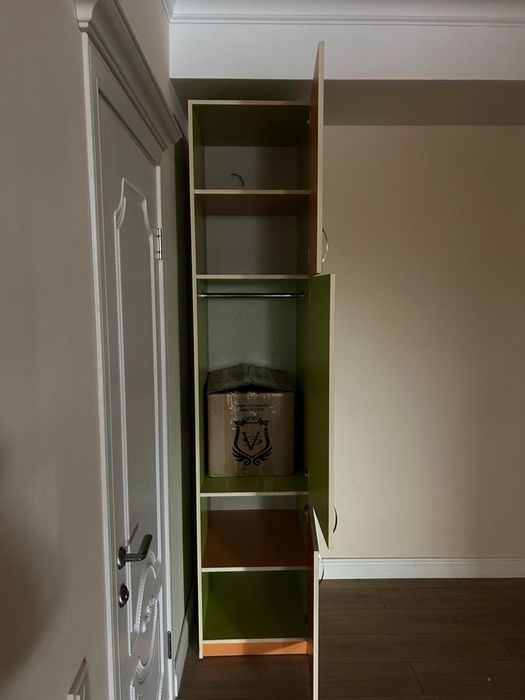 Продам высокий цветной шкаф