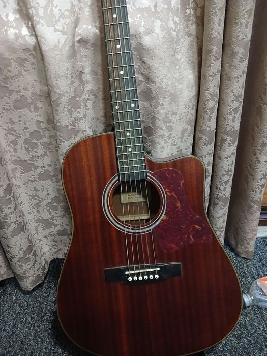 Akustik gitara sotiladi holati ideal razmeri 41 classik sim taqilgan