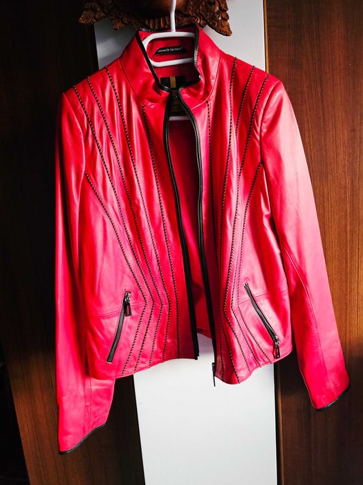 Червено кожено яке