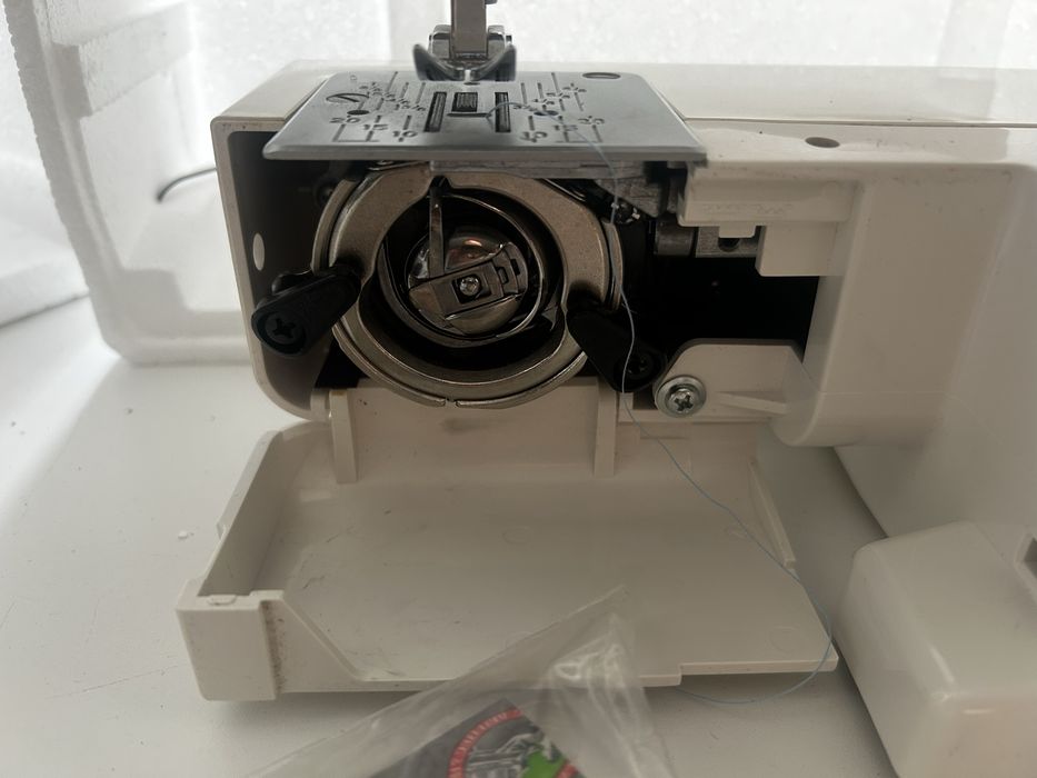 Продам швейную машинку Janome