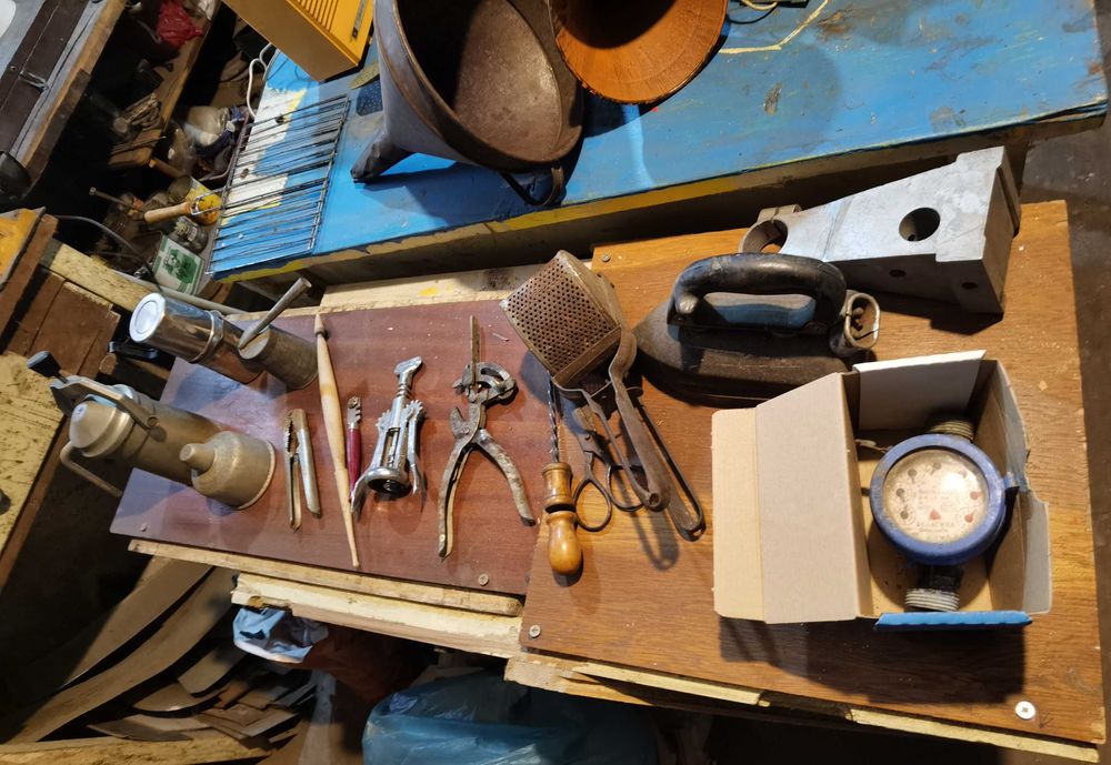 Продавам нещата от снимката-клещи за чапраз,ножици,радио,кафеварки