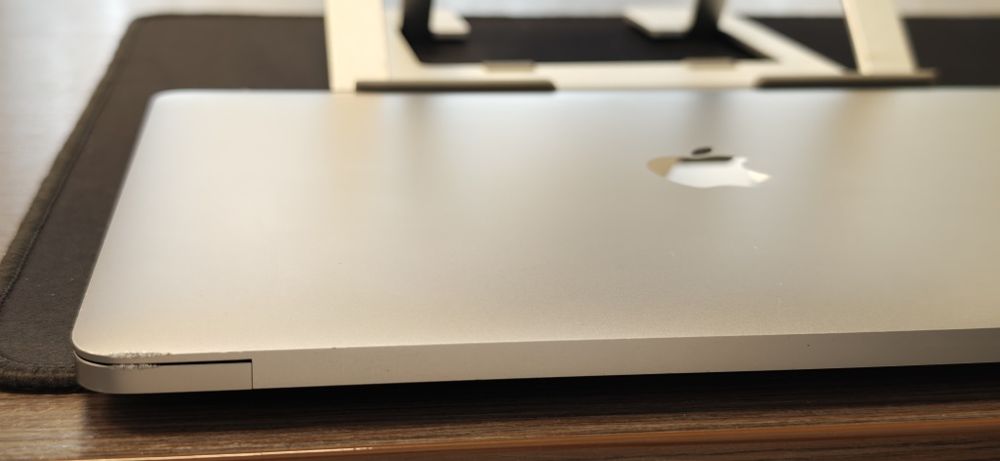 MacBook Pro 13” 2016 i5 / 8GB / SSD 256GB / baterie 94% – 191 cicluri