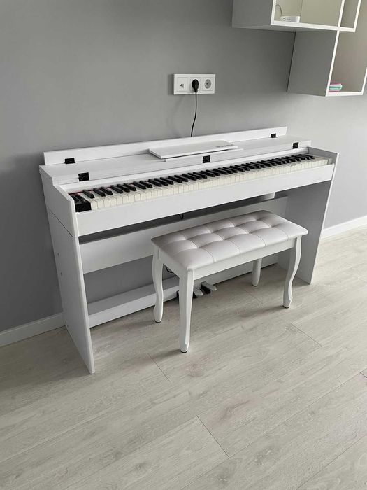 Цифровое пианино с стульчик