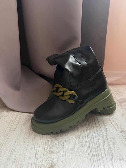 Лачени дамски ботуши