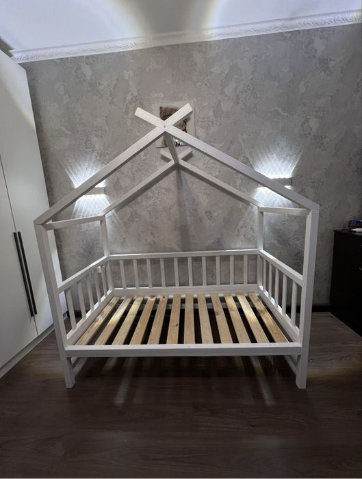 Кровать детская ввиде домика