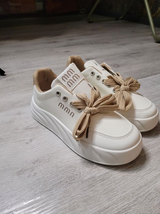 Стильные новые кроссовки