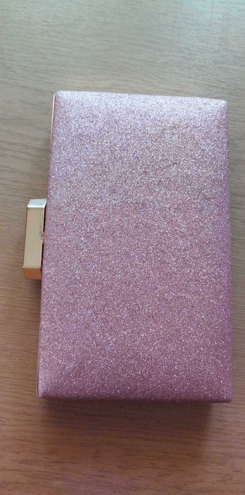 Продавам 4 рокли  и токчета!