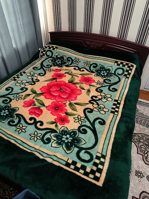 Спальный гарнитур из массива, шкаф, кровать и трюмо зеркало