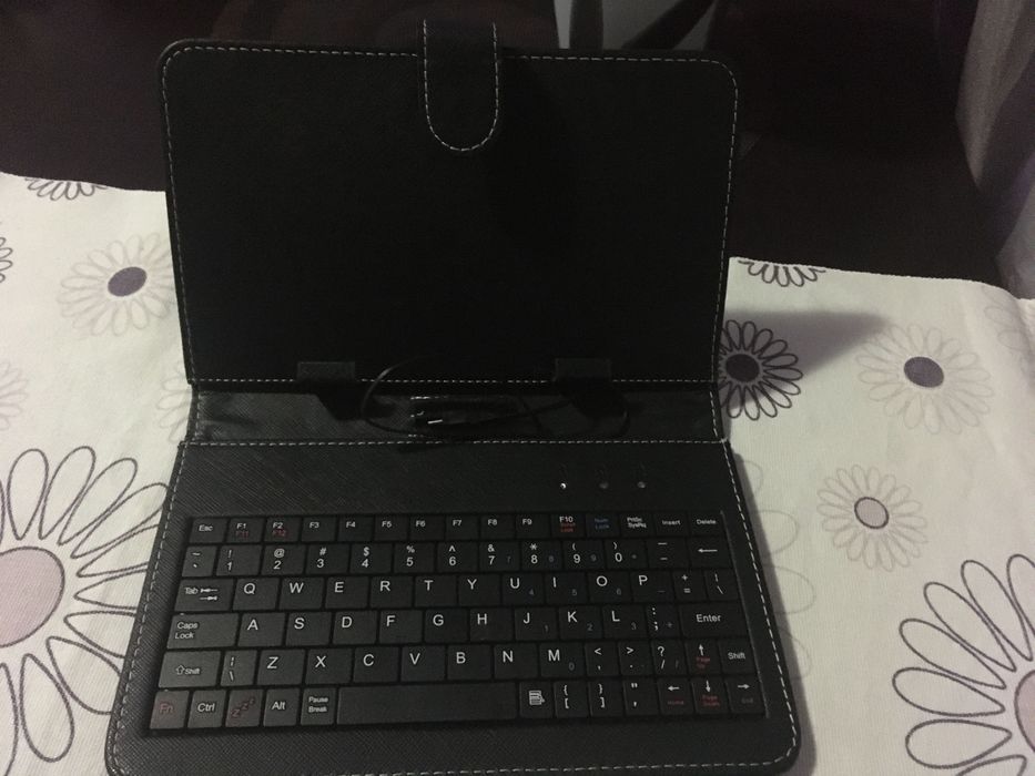 Продавам нов калъф с клавиатура за таблет и USB клавиатура за компютър
