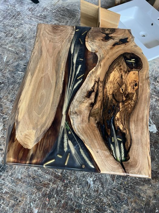 Уникална трапезна маса от орех и епоксидна смола