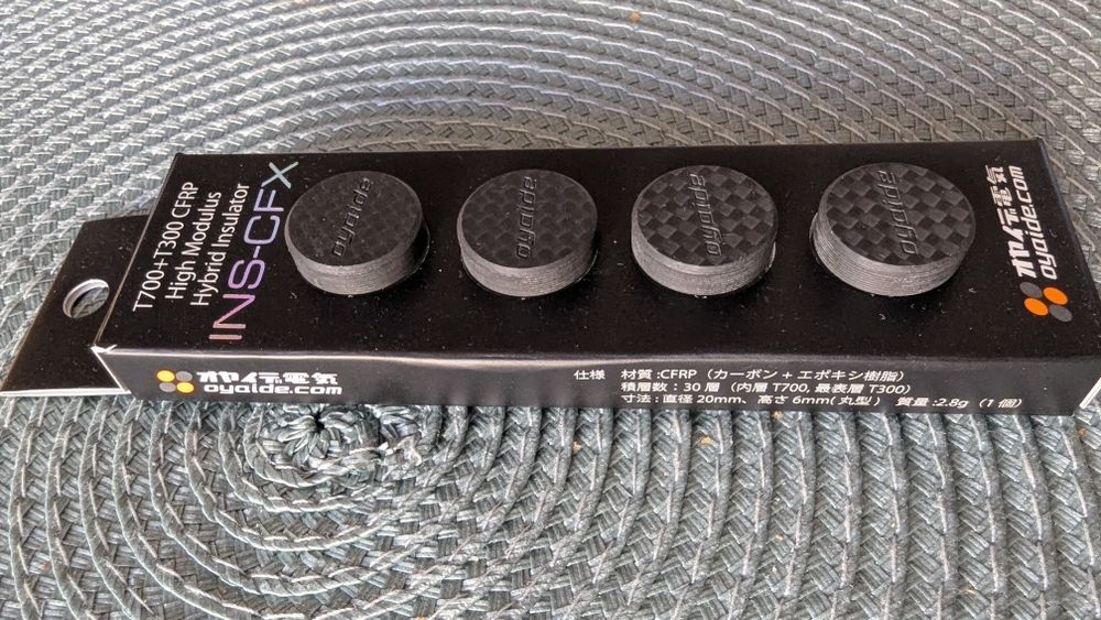 Oyaide INS-BS и Oyaide INS-CFX Base Insulator Крачета Месинг и Карбон