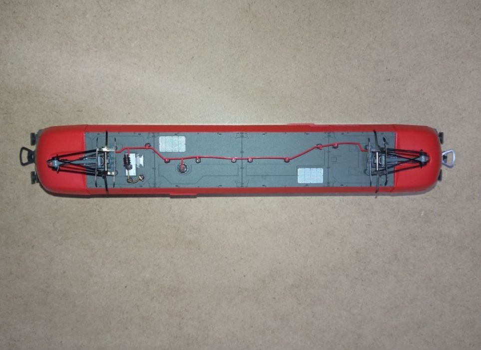 Locomotiva electrică piko Taurus 

Lumini frontale 
Tracțiune integral