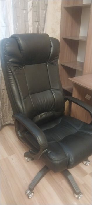 Продам тройку Кресло,Шкаф,Стол