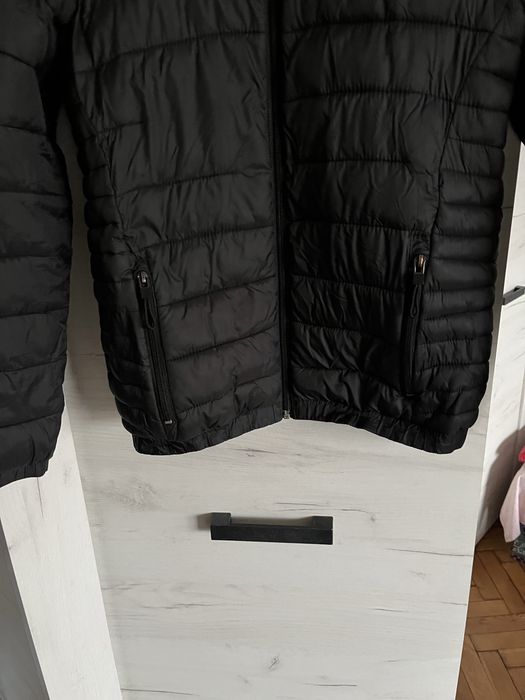 Geaca barbati puffer subtire marime S de la Bershka in stare f buna