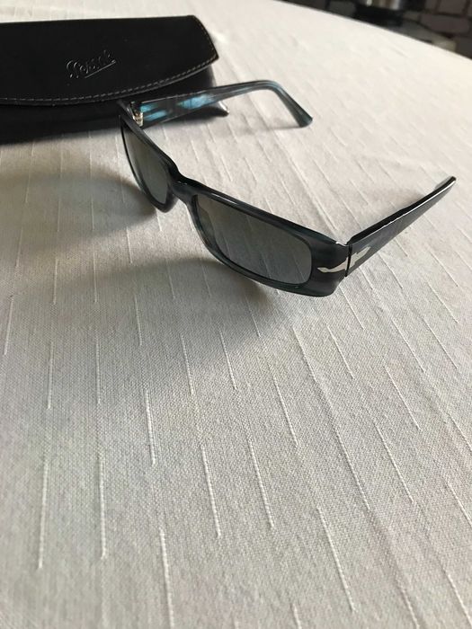 Продава слънчеви очила Persol