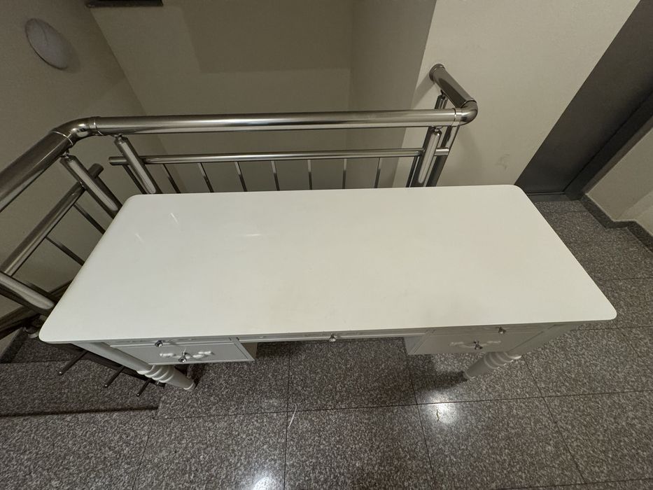 Масивно бюро.