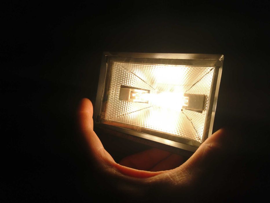 Proiectoare Halogen 150W - pentru iluminat in interior si exterior