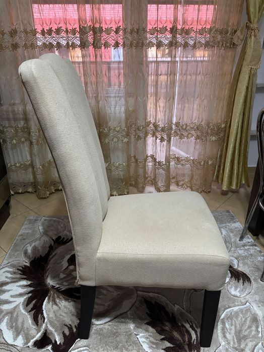 Vând 4 Scaune tapițate de bucătărie