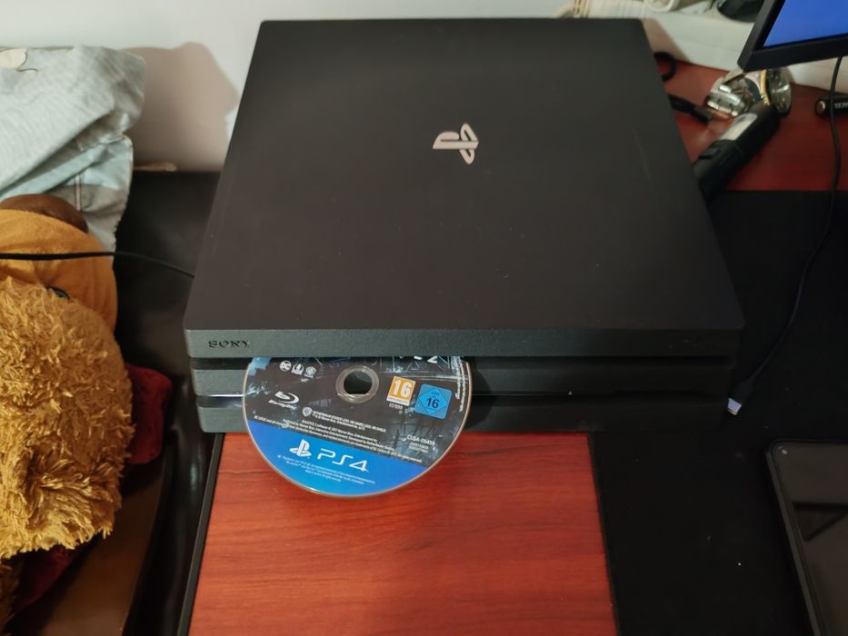 Play Station 4 pro 1tb +2 manete și un joc