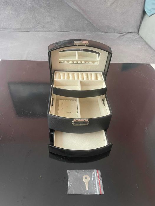 Кутия за бижута на 3 нива