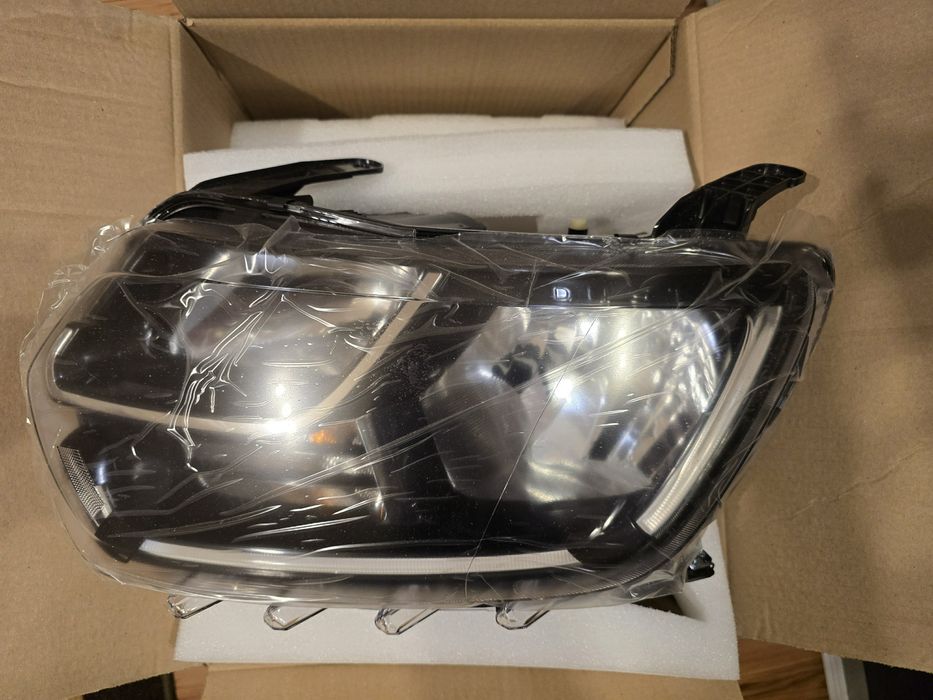 Фар Дачия Дъстър ляв / десен