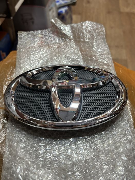 Значок эмблема решетки  камри 40-45