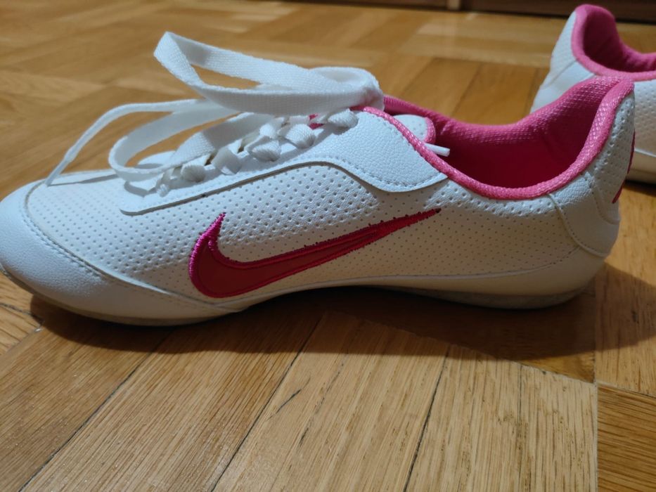 нови маратонки NIKE номер 36