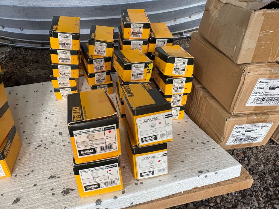 ЛОТ Чисто нов професионален инвентар DeWALT & Powers (Над 130 кутии) – Директен Монтаж