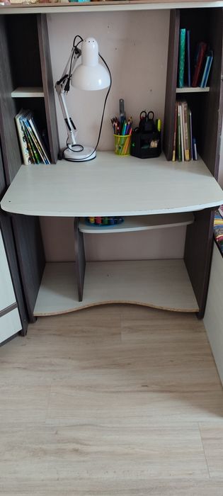 Продам компьютерный стол с полочками