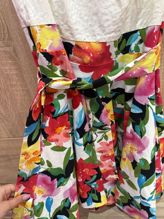 Дамска рокля с флорални мотиви