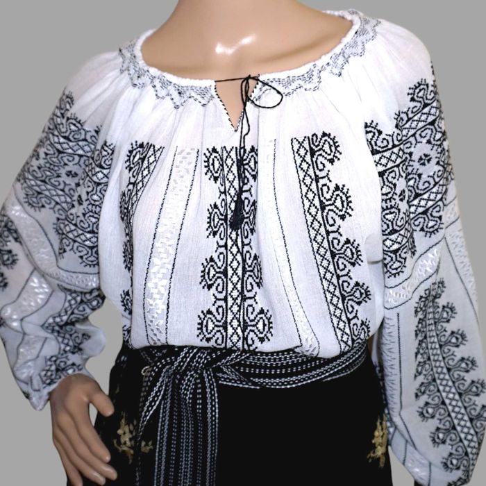 Costum popular lucrat manual cu catrinta veche fir metalic  masura M-L