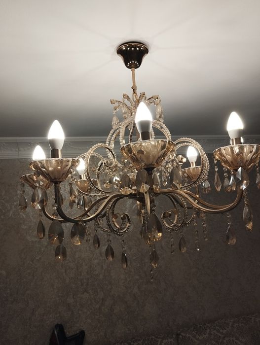 Продам  люстру на 8 лампочек.