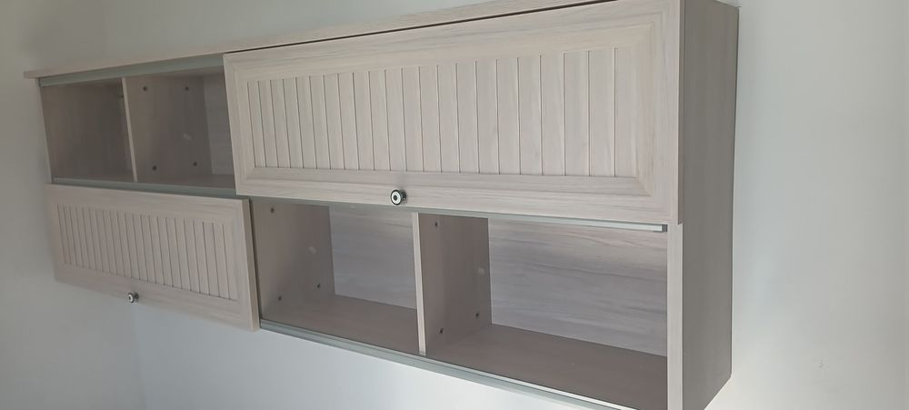 Продам навесной книжный шкаф