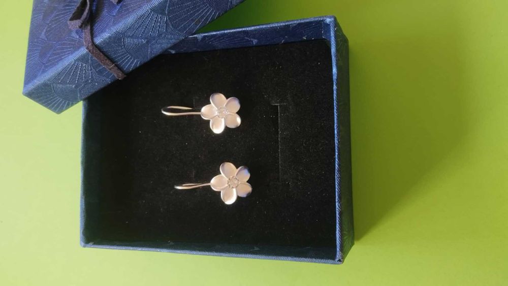 Нови, масивни, сребърни обеци. В кутия за подарък.