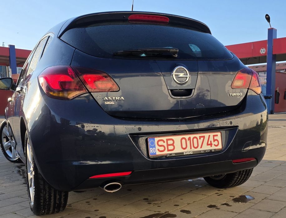 Opel Astra J 2011