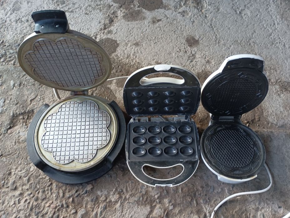 Вафельницы 2 штуки и орешница.