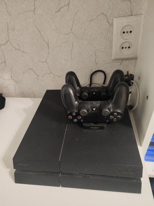 Продам PS4 1tb два джостика